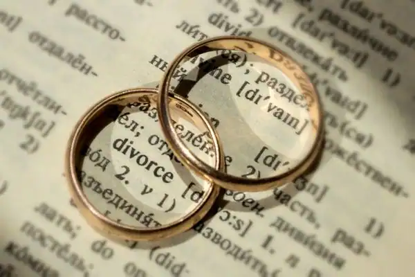 Image of rings removed before divorce mediation Cranbrook
